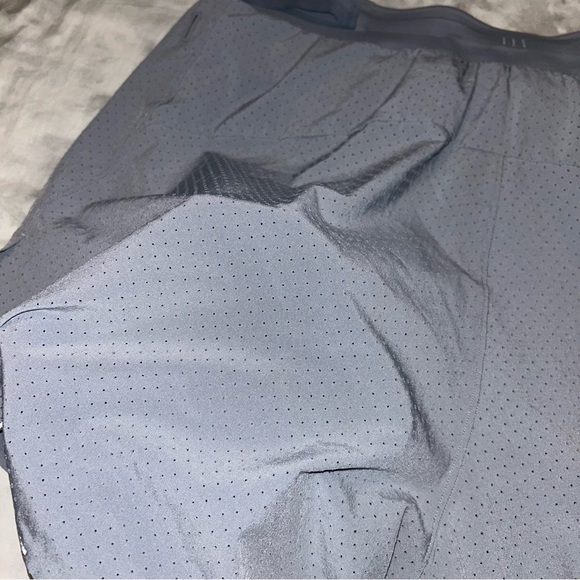 Lululemon Perforated Seamless Waist Shorts - Picture 4 of 4